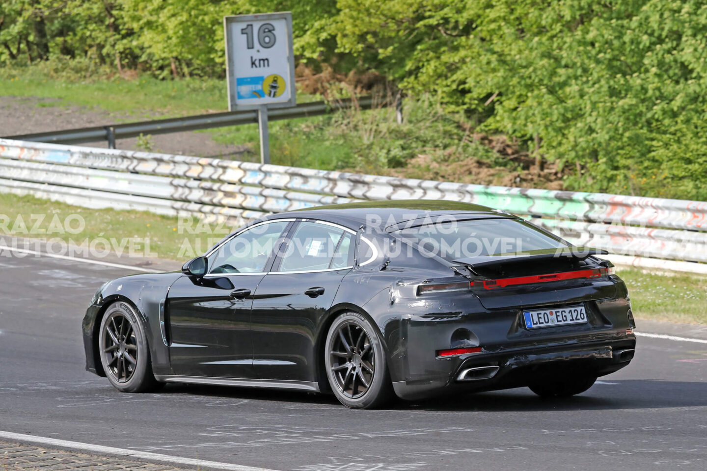 Porsche Panamera vista traseira 3/4 fotos-espia