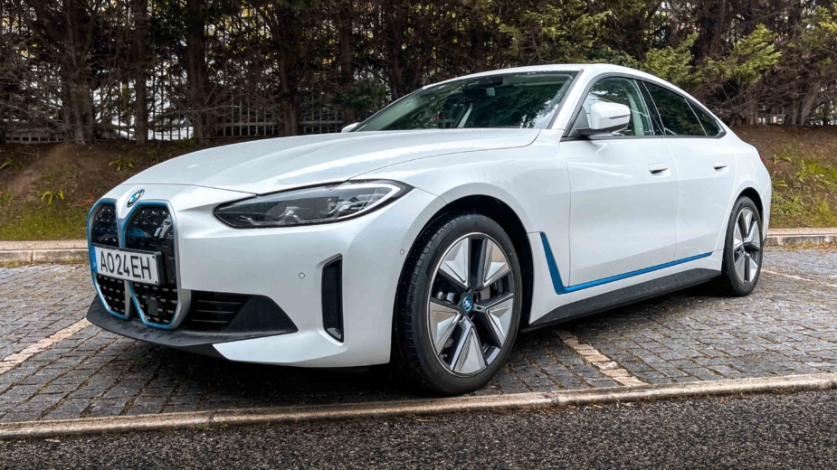 BMW i4 eDrive40 é capaz de «bater o pé» ao Tesla Model 3?
