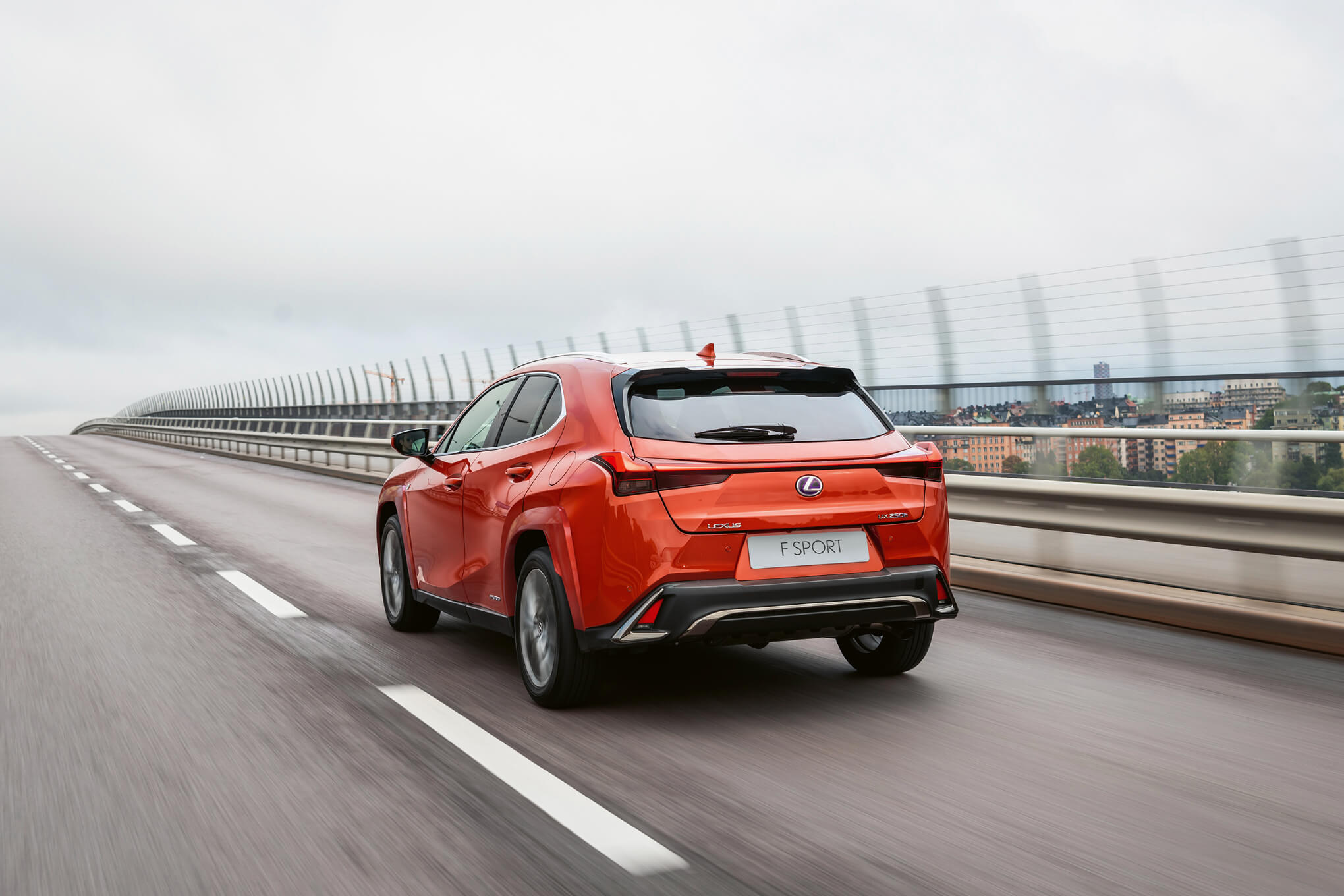 Lexus UX 250h na estrada de traseira