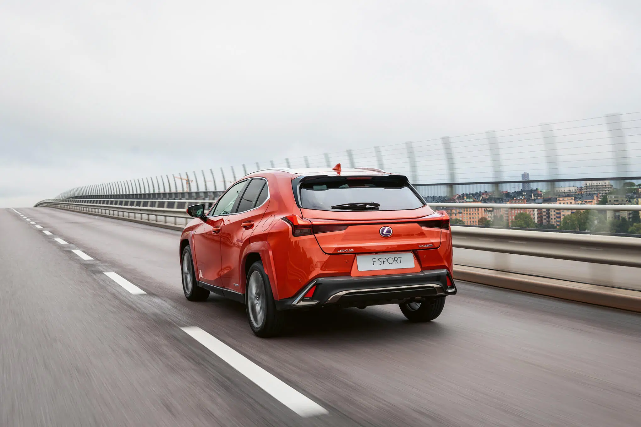 Lexus UX 250h na estrada de traseira