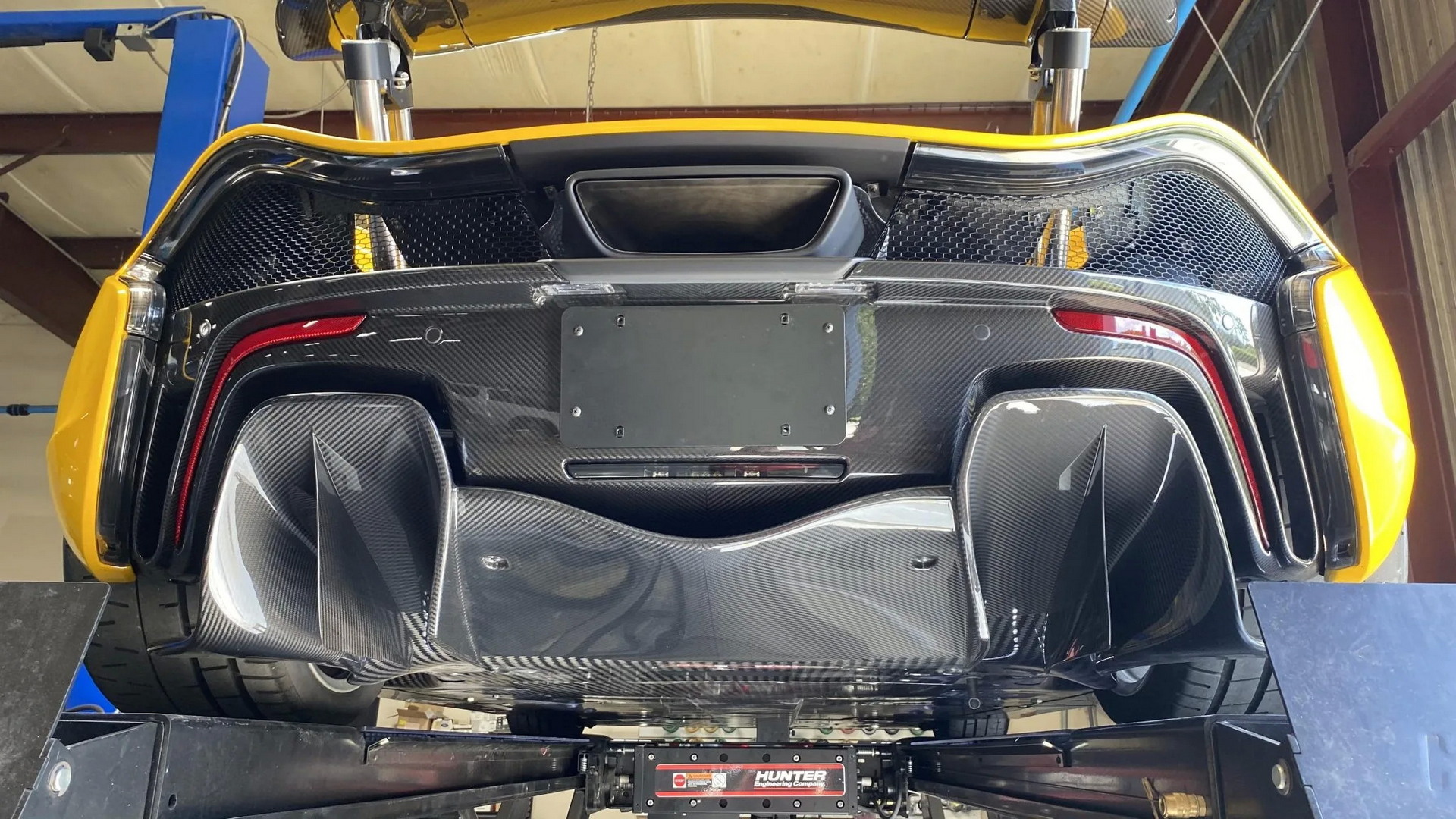 McLaren P1 venda leilão carnagem inferior em fibra de carbono