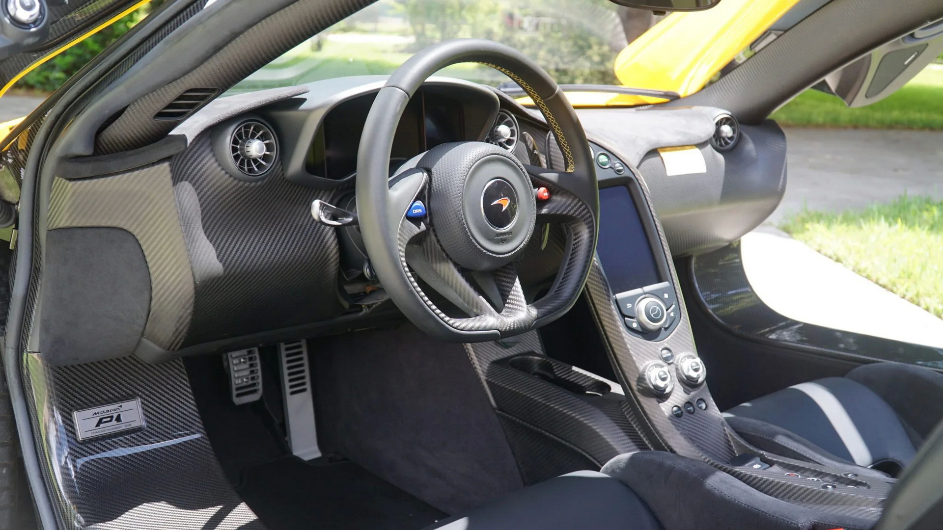 McLaren P1 venda leilão interior