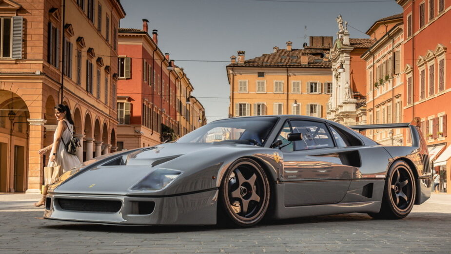 Ferrari F40 Competizione parado em rua, vista 3/4 frente