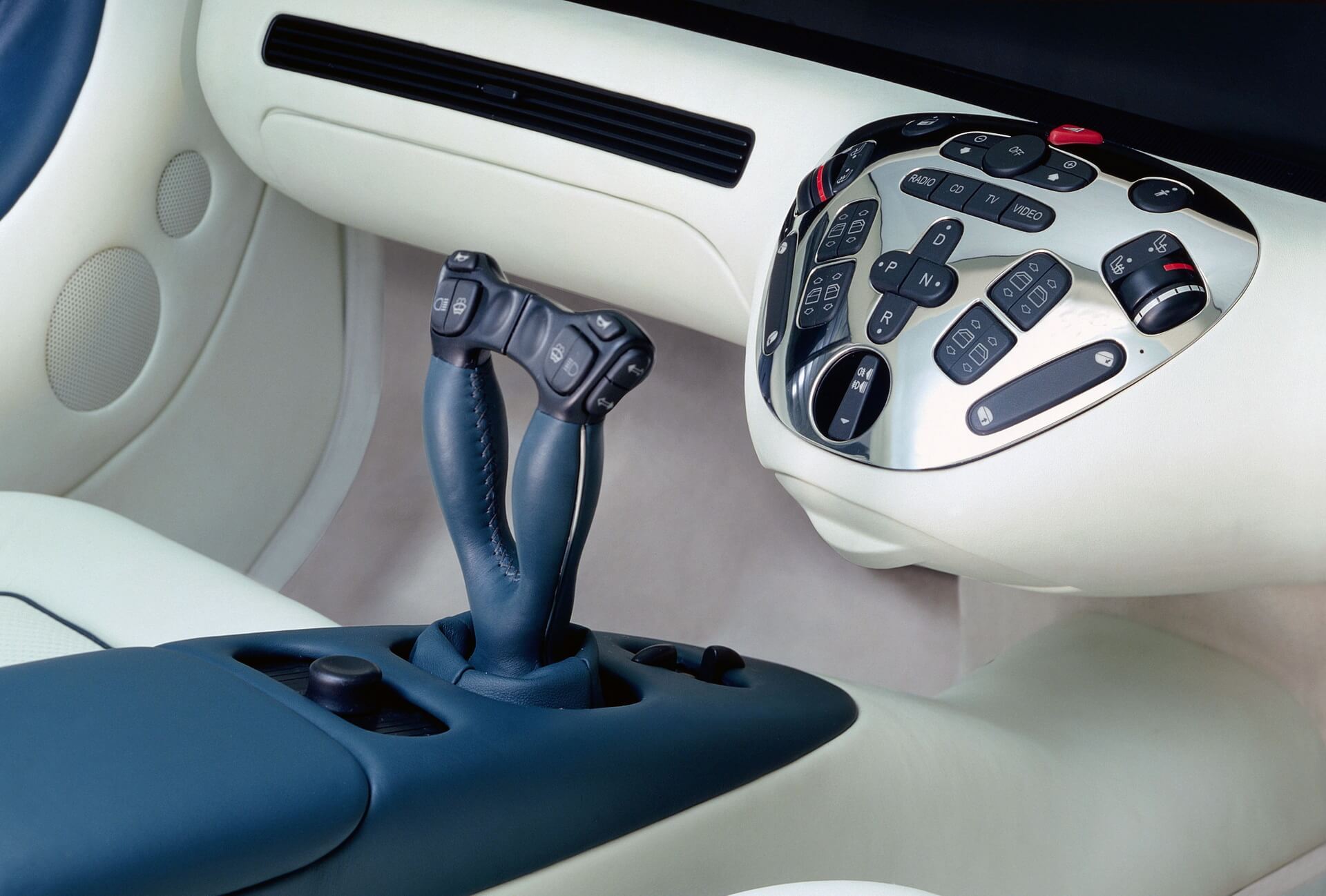 Mercedes-Benz F200, detalhe do joystick e consola central