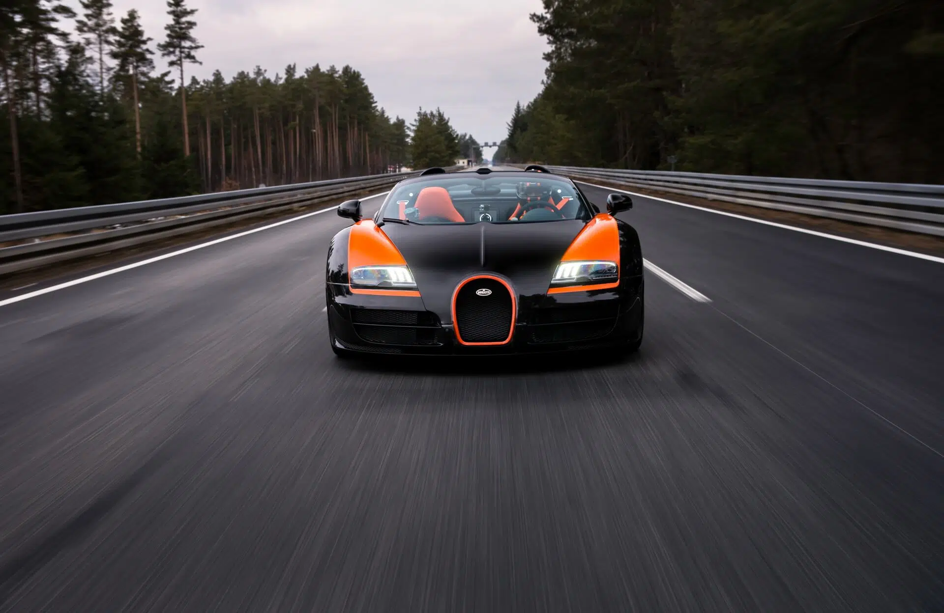 Bugatti Veyron 16.4 Grand Sport Vitesse em pista, vista frontal