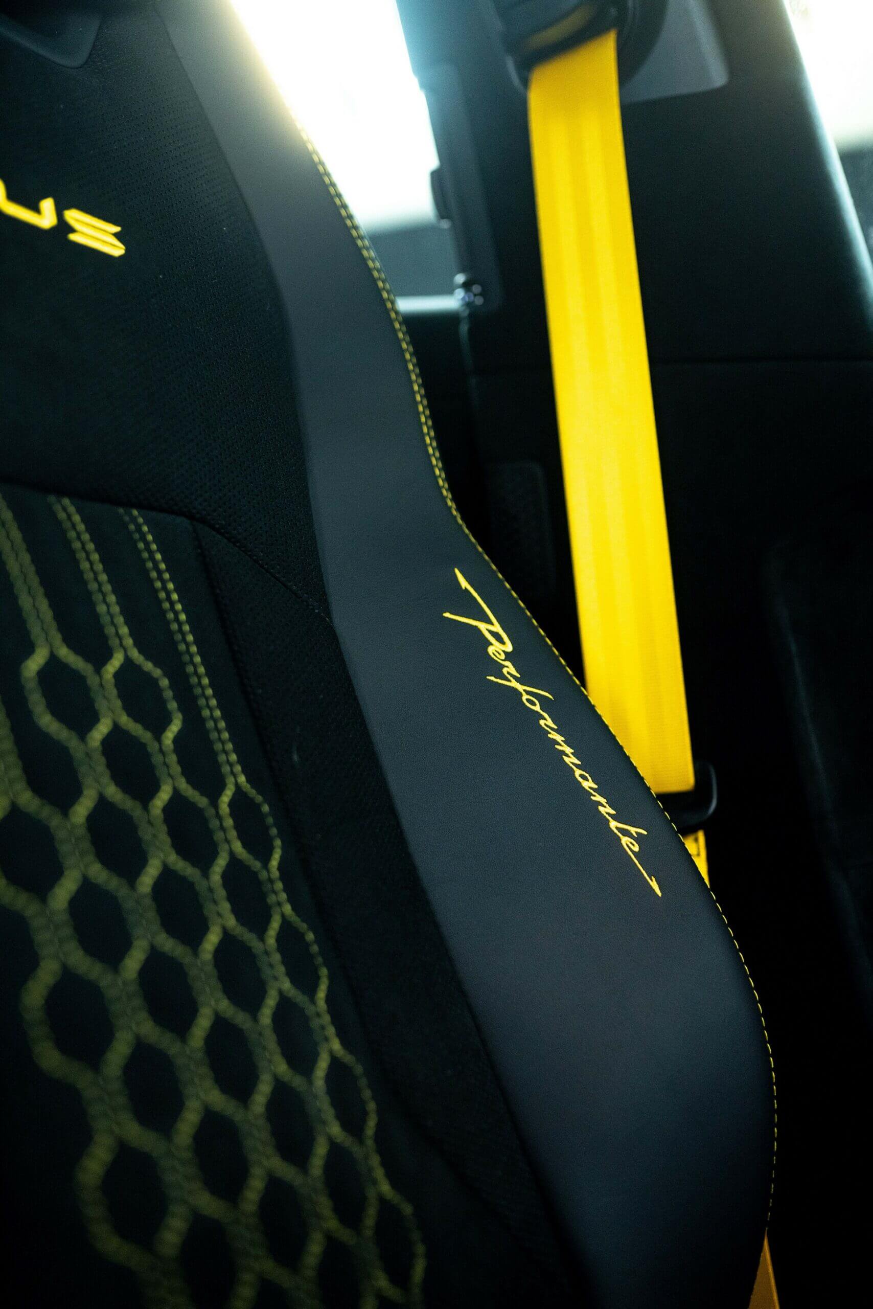 Detalhe do banco desportivo com lettering "Performante"