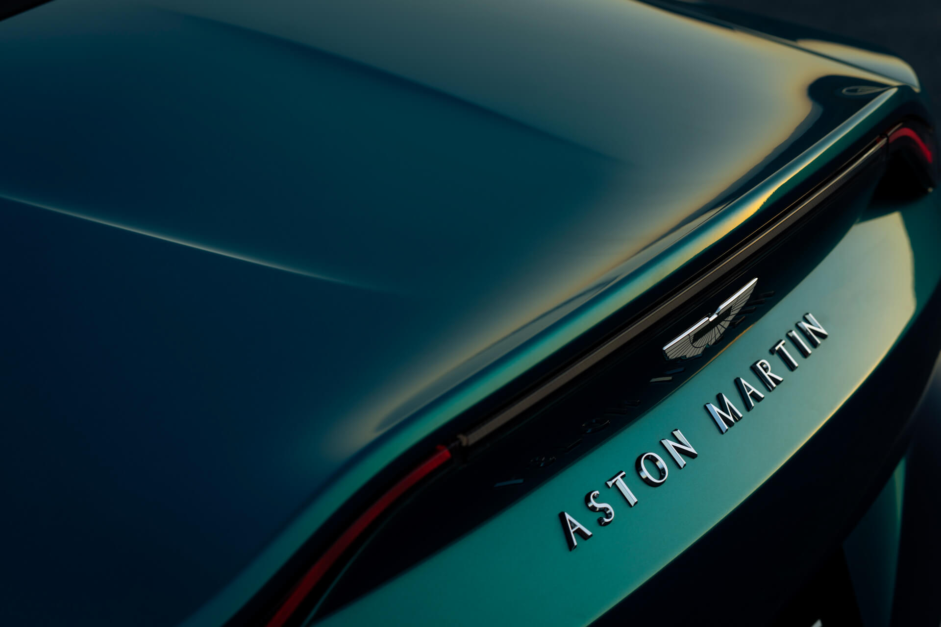 Aston Martin V12 Vantage Roadster pormenor asa traseira