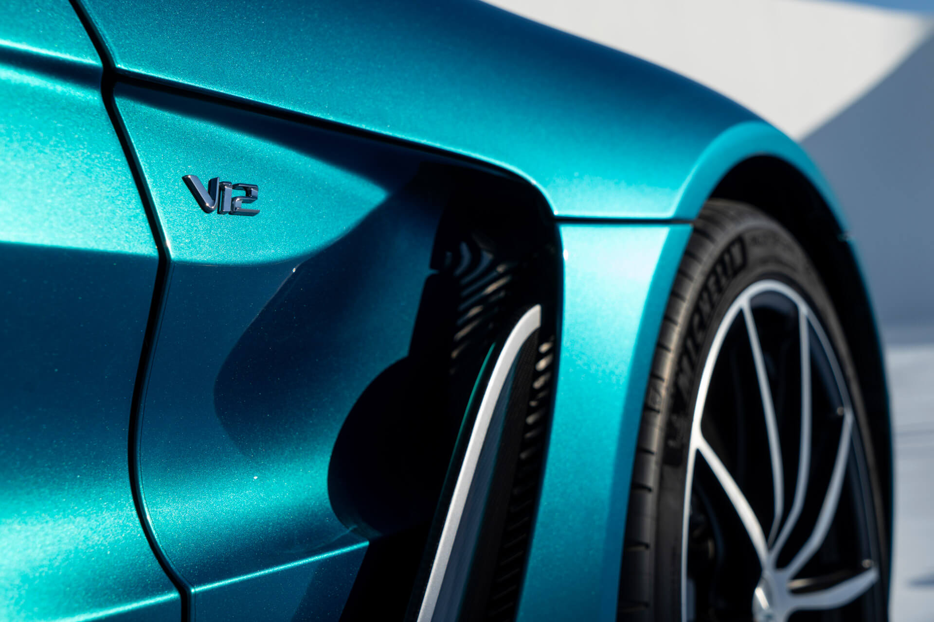 Aston Martin V12 Vantage Roadster pormenor entradas de ar laterais