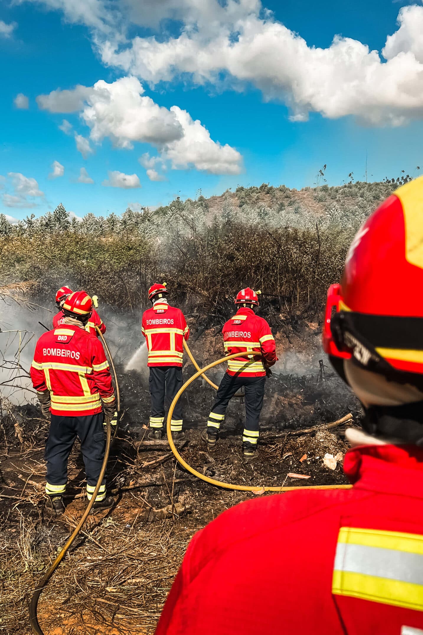 Bombeiros a extinguir fogo