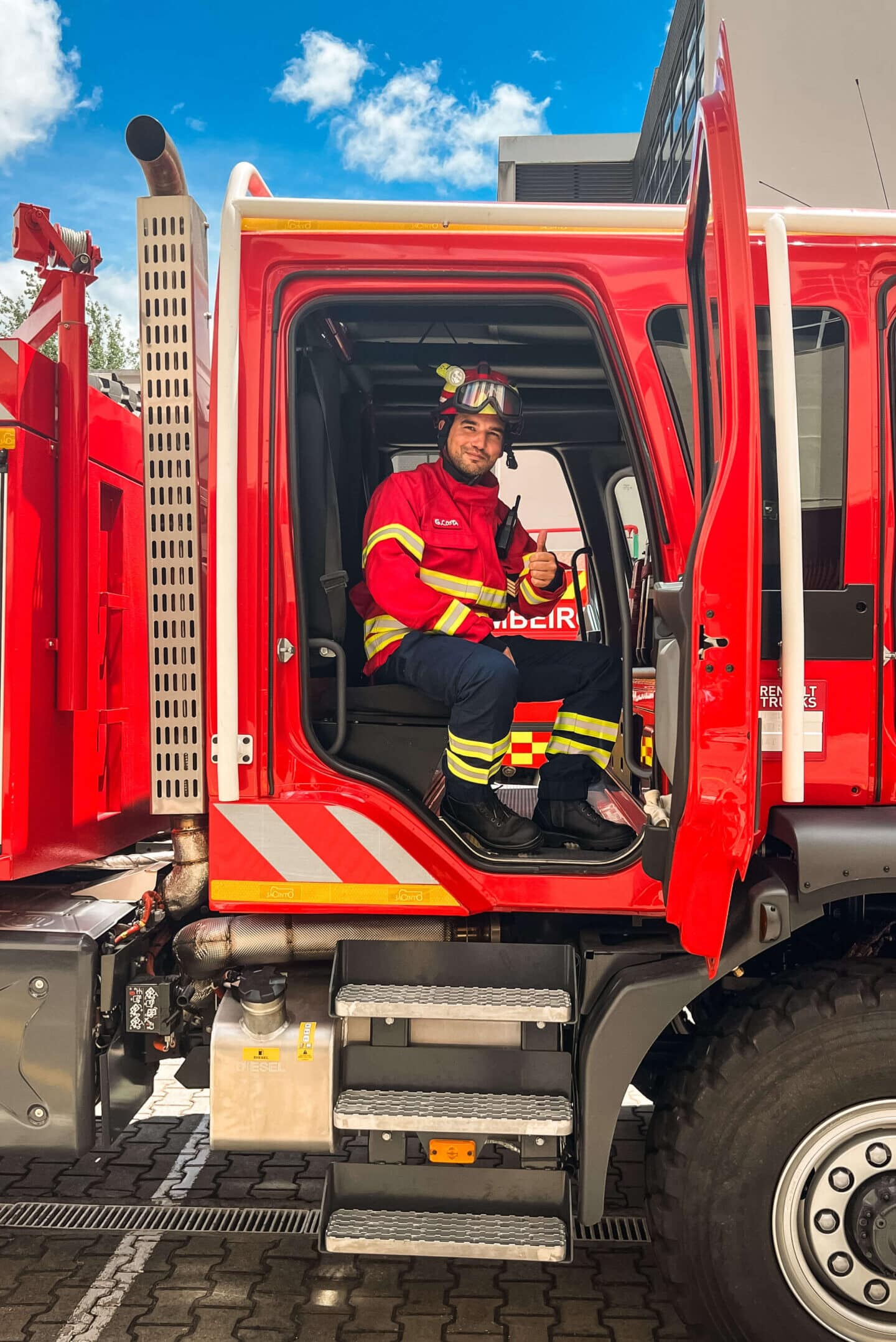 Guilherme Costa no camião bombeiros