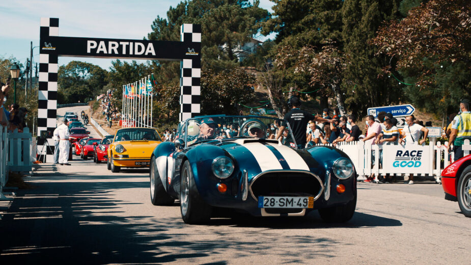 Caramulo Motorfestival 2021, linha de partida para rampa com AC Cobra em primeiro plano