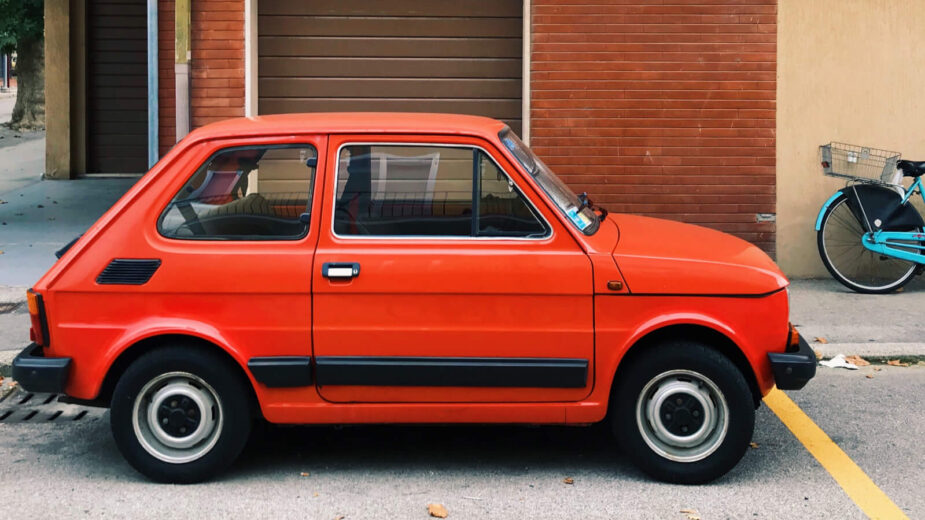 Fiat 126 vermelho, vista de lado