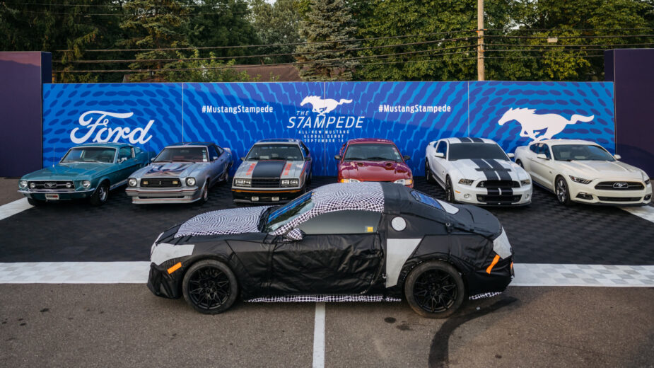 Ford Mustang protótipo junto às anteriores gerações