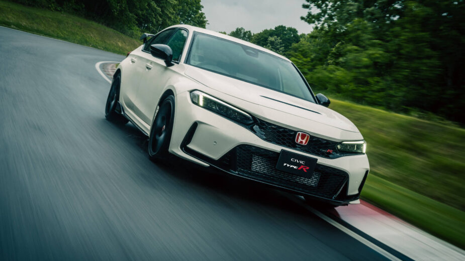 Honda Civic Type R FL5 na estrada, frente