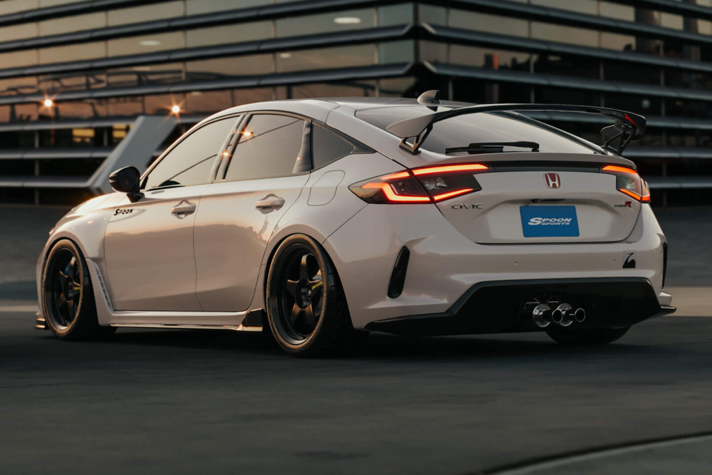 Honda Civic Type R FL5 modificado, vista 3/4 traseira