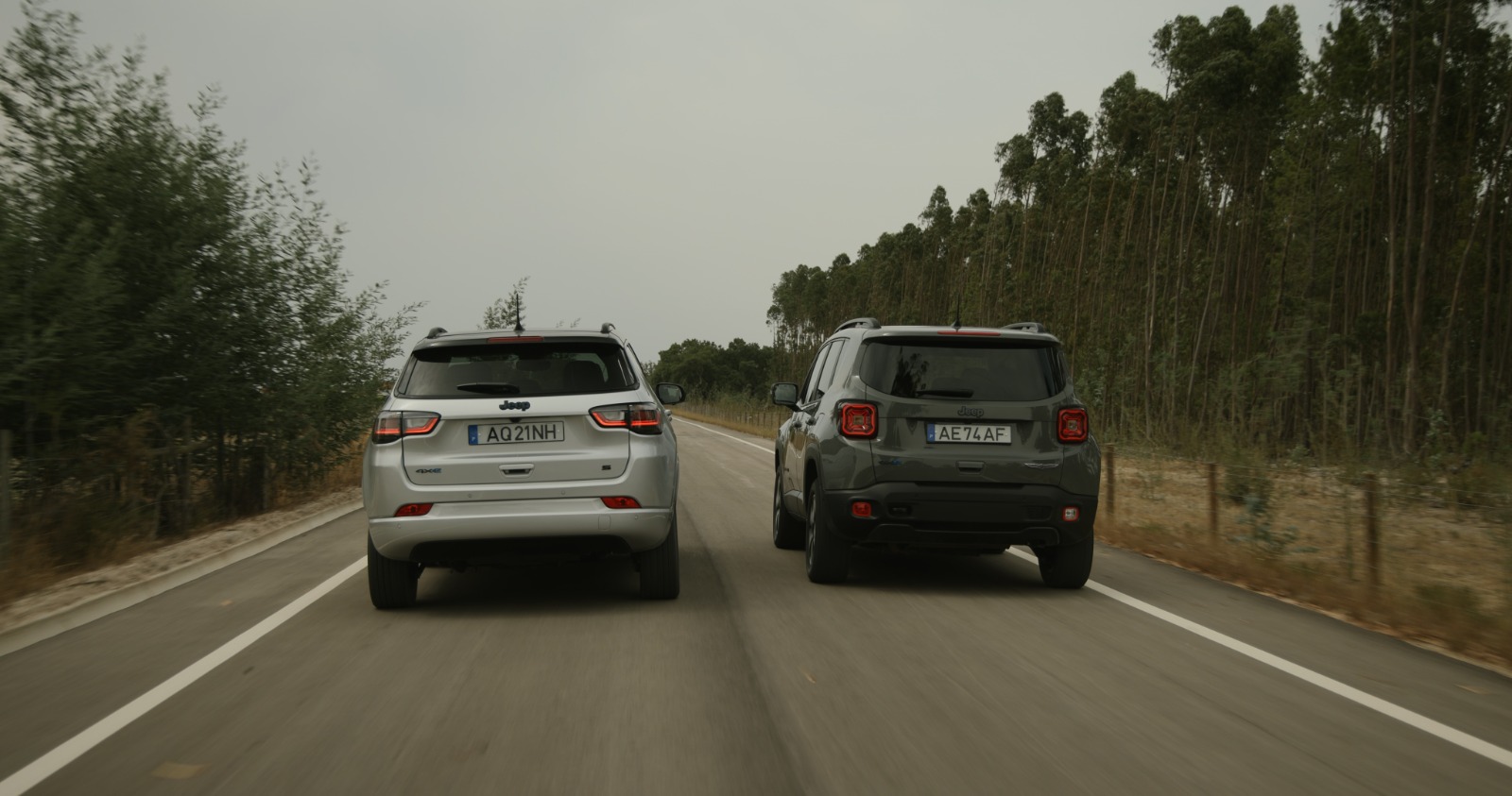 Jeep Renegade 4xe e Compass 4xe de traseira e lado a lado