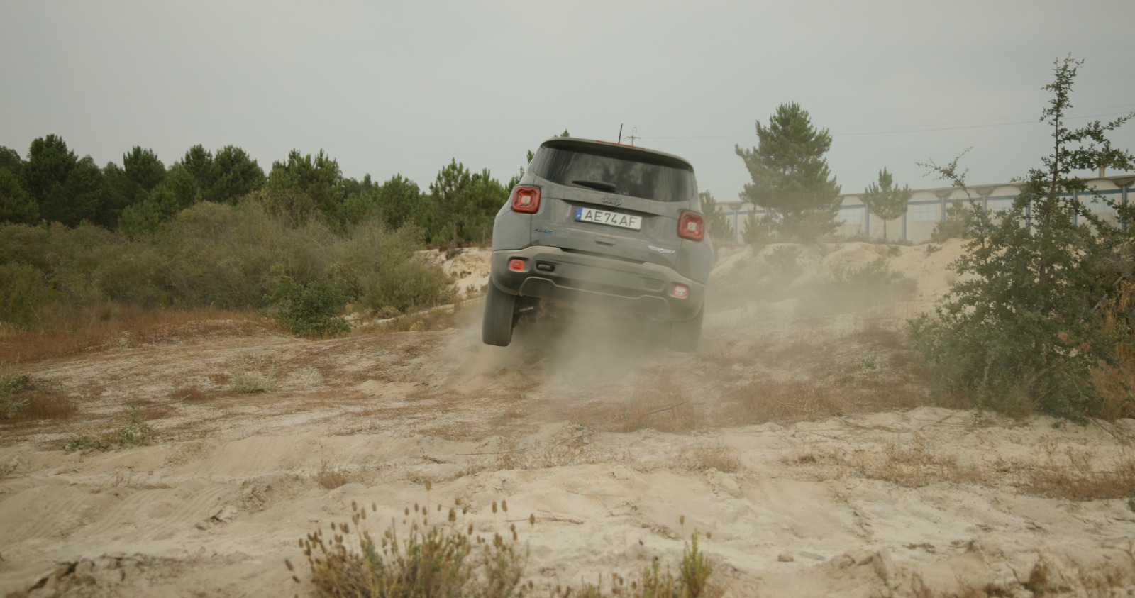 Jeep Renegade 4xe traseira em off road