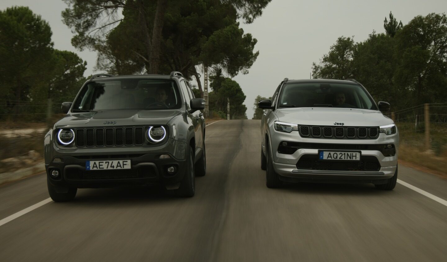 Jeep Renegade 4xe e Compass 4xe de frente e lado a lado