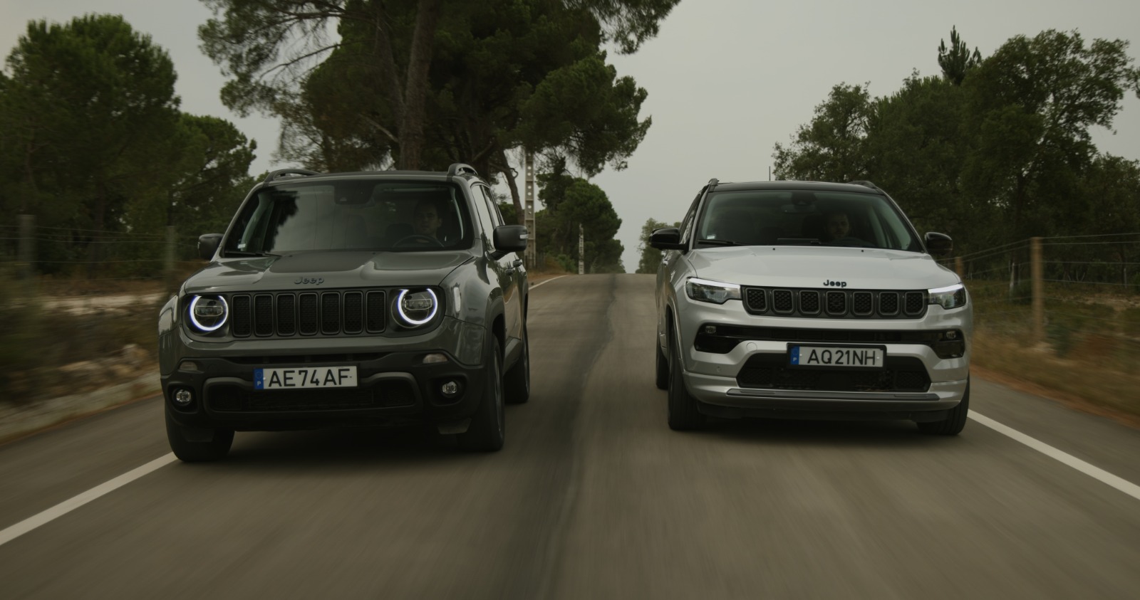 Jeep Renegade 4xe e Compass 4xe de frente e lado a lado