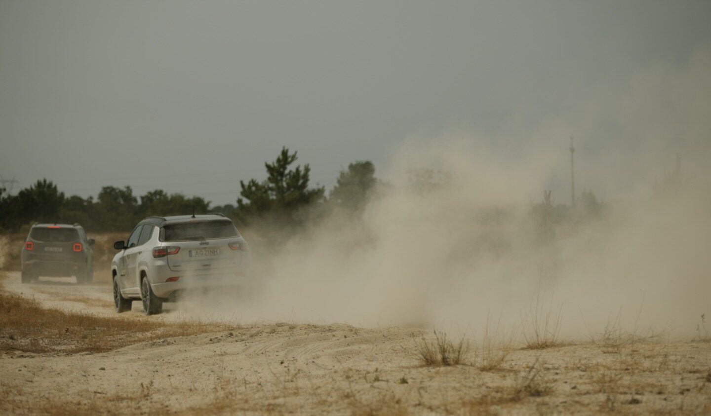 Jeep Compass 4xe em percurso de areia