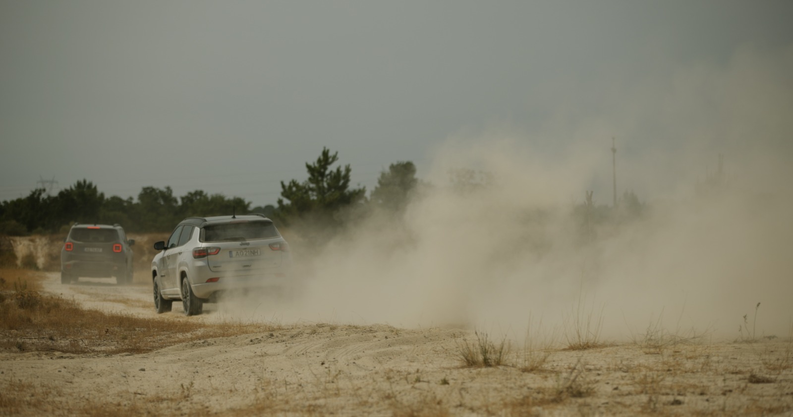 Jeep Compass 4xe em percurso de areia