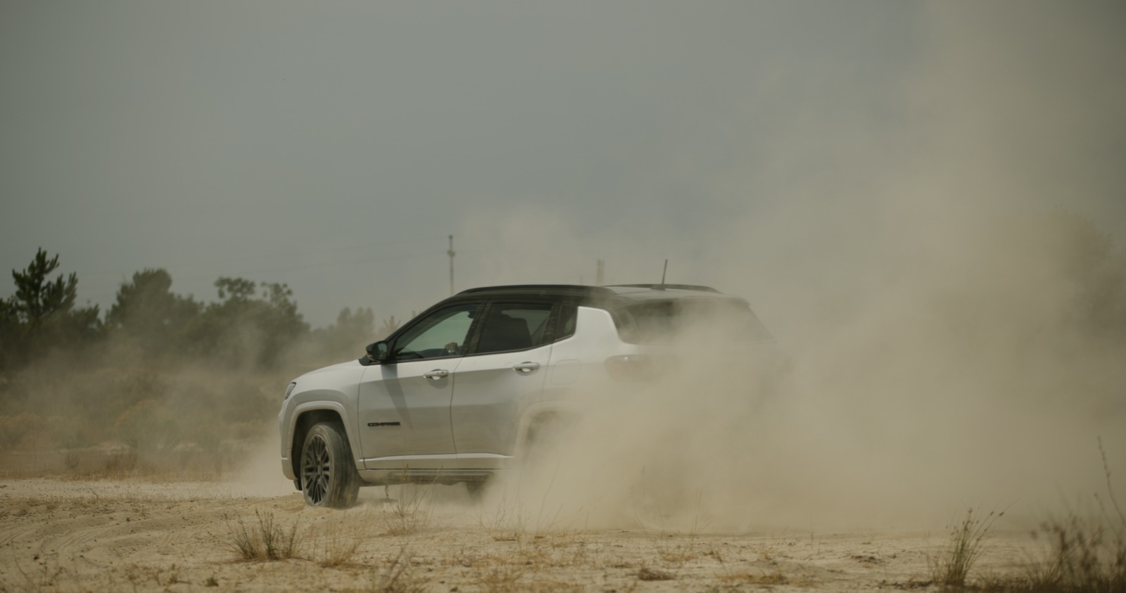 Jeep Compass 4xe em percurso de areia