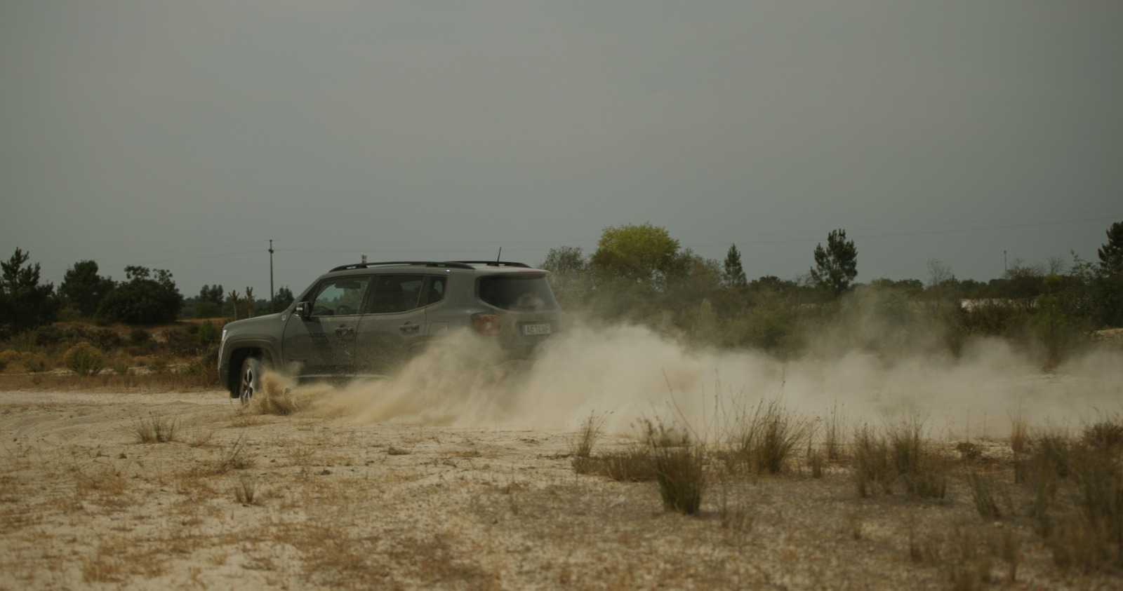 Jeep Renegade 4xe em percurso de areia