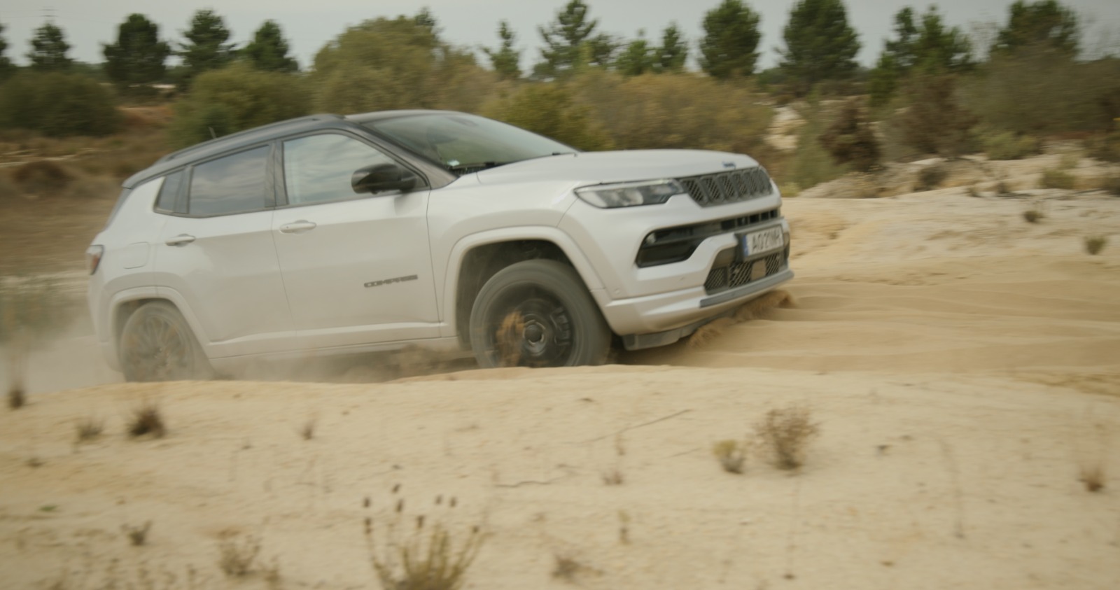 Jeep Compass 4xe em subida de areia