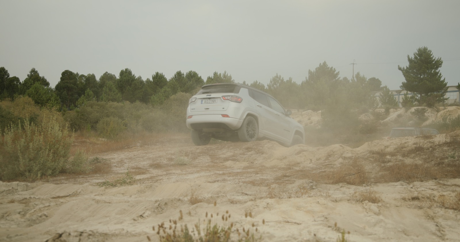 Jeep Compass 4xe traseira em off road