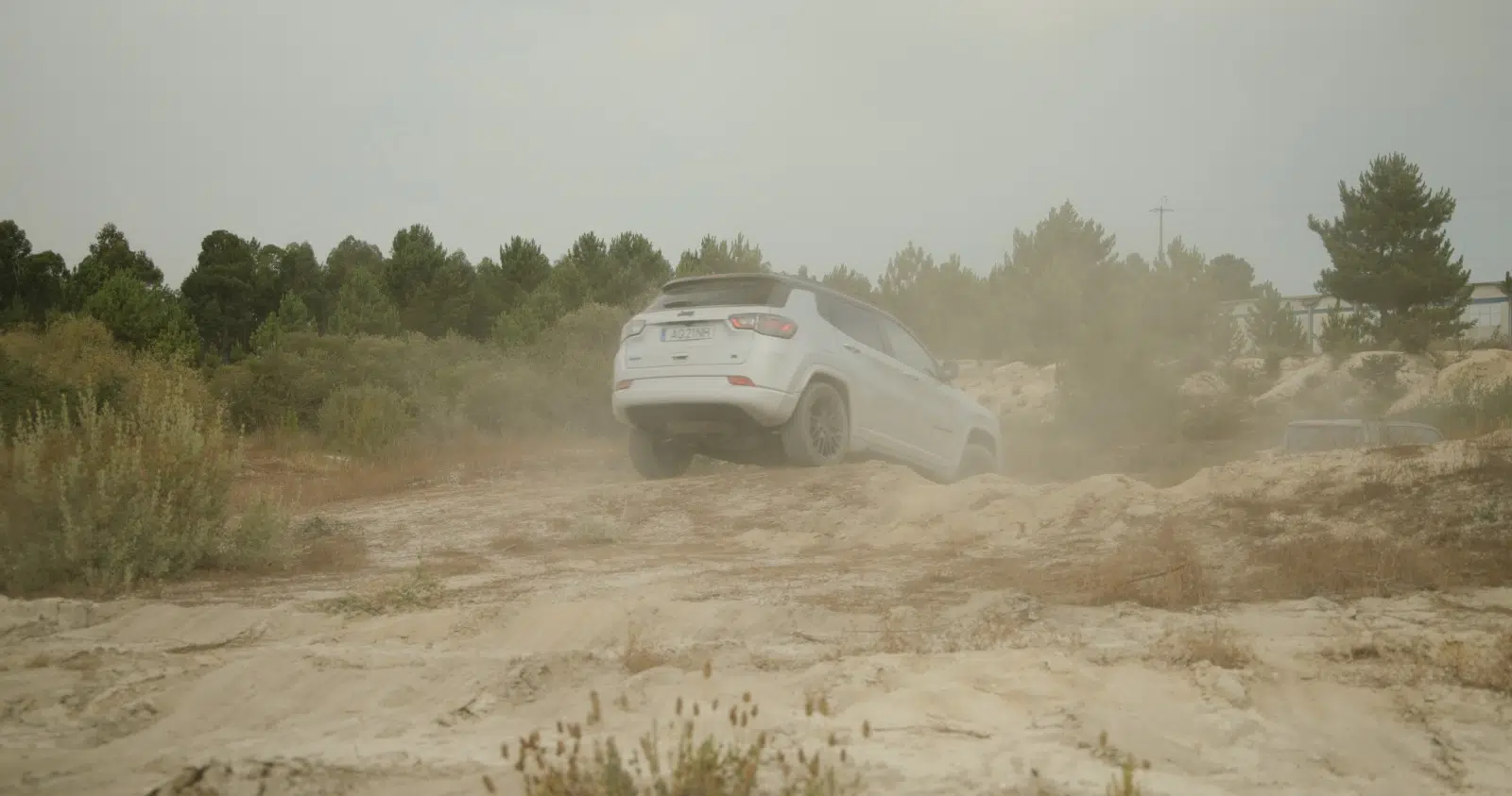 Jeep Compass 4xe traseira em off road