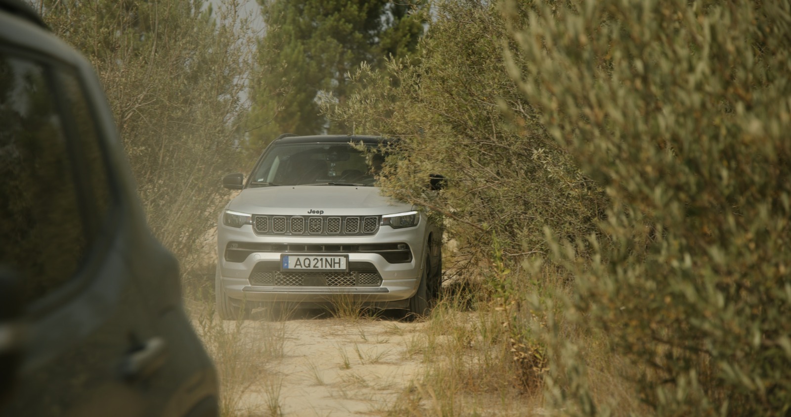 Jeep Compass 4xe em percurso de areia