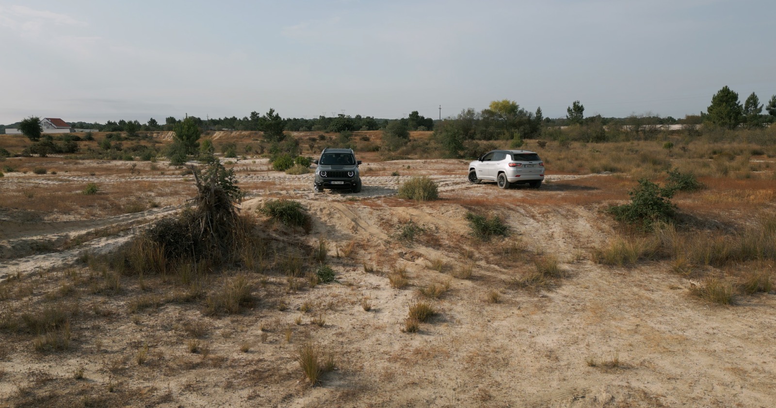 Panorâmica terreno com Jeep Renegade 4xe e Compass4xe