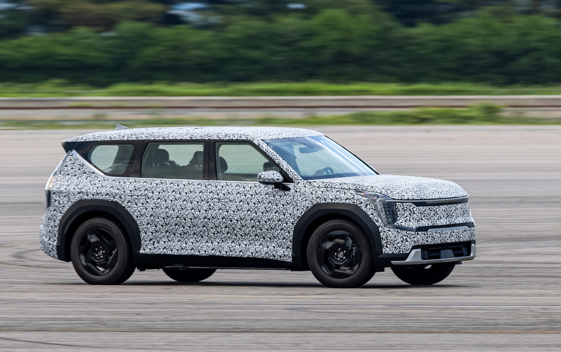 KIA EV9 camuflado na pista de testes, vista perfil