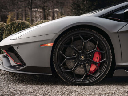 Lamborghini Aventador Ultimae vista aproximada da roda da frente.
