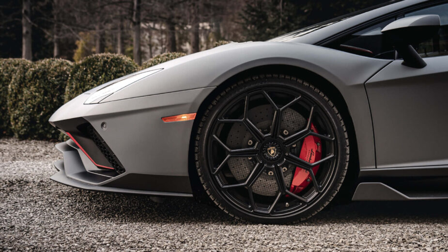 Lamborghini Aventador Ultimae vista aproximada da roda da frente.