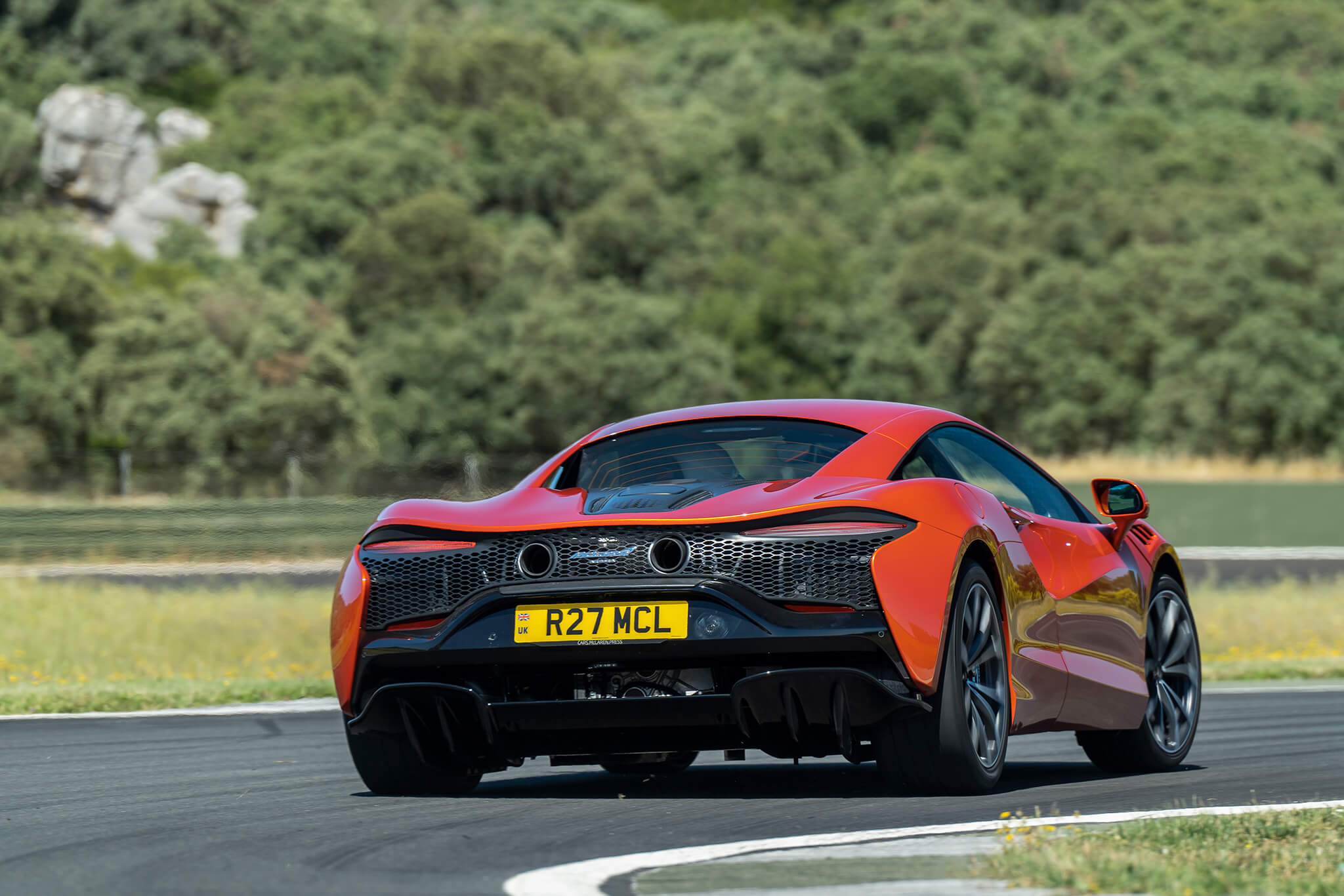 McLaren Artura a curvar em circuito visto traseira