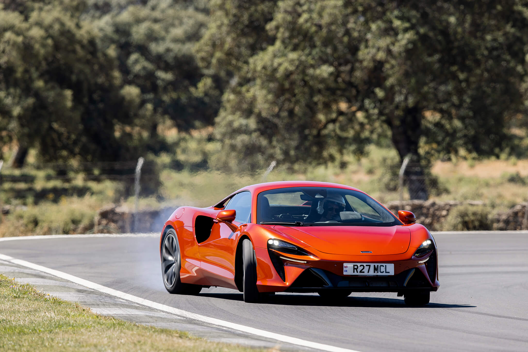 McLaren Artura em circuito drift, visto frente