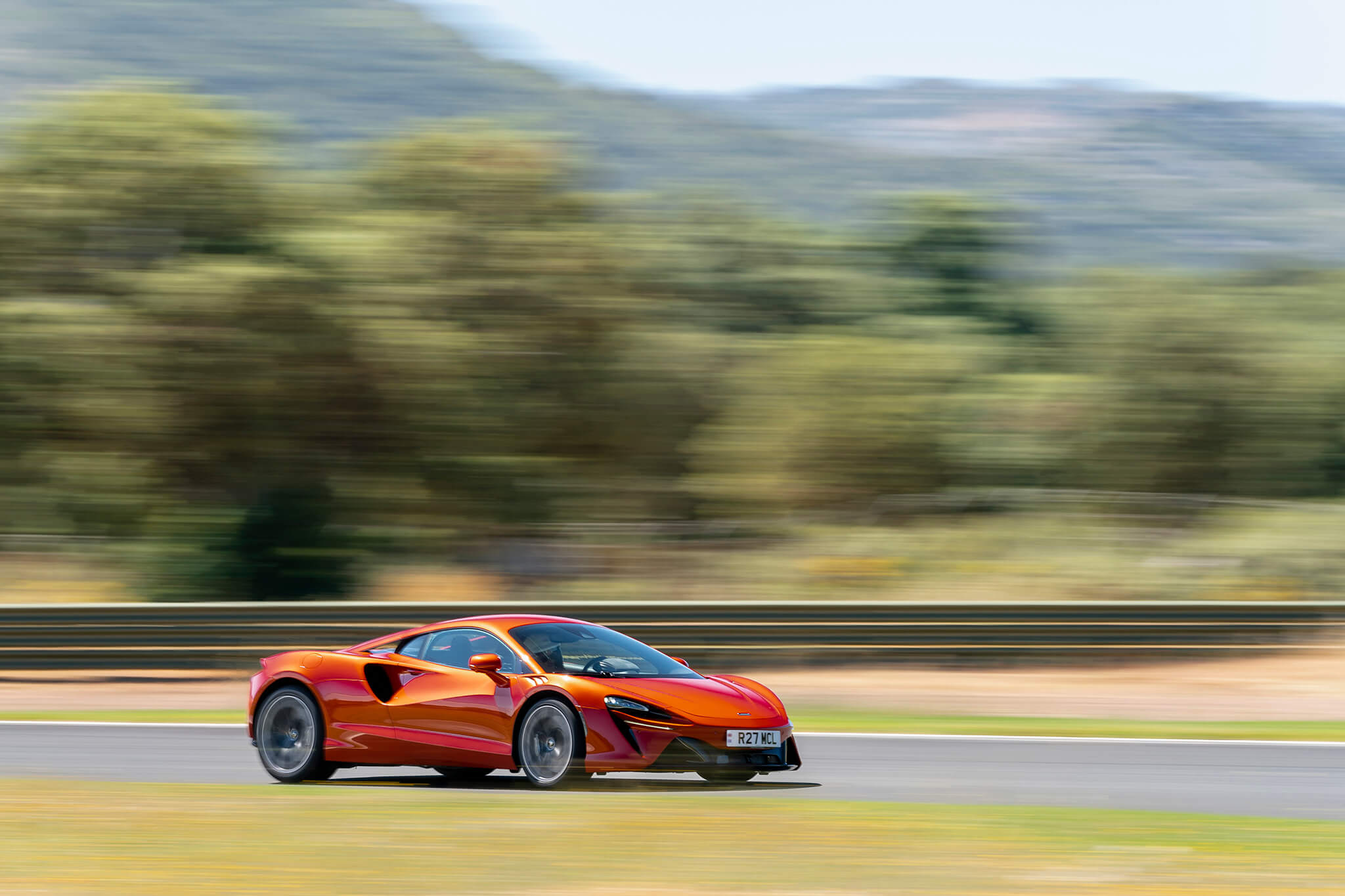 McLaren Artura em circuito