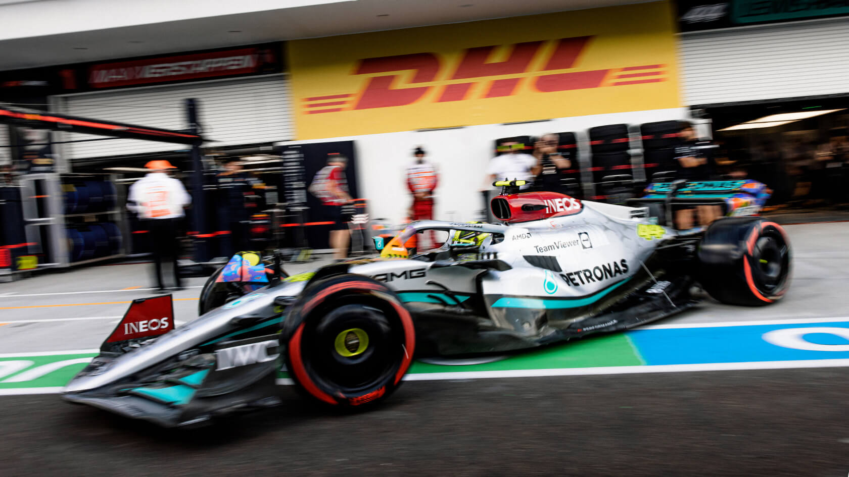Mercedes-AMG Formula 1 a sair das boxes