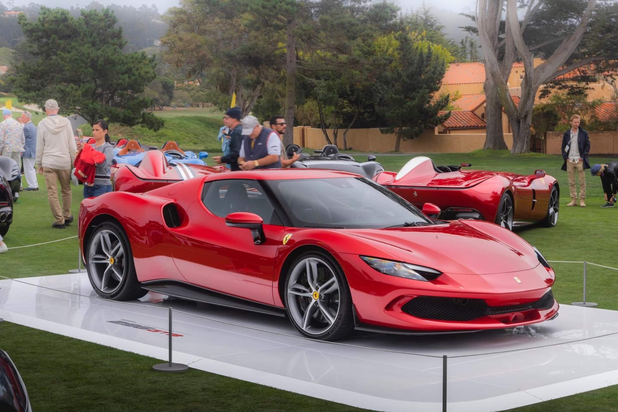 Ferrari 296 gtb em exposição no Pebble Beach Concours d'Elegance