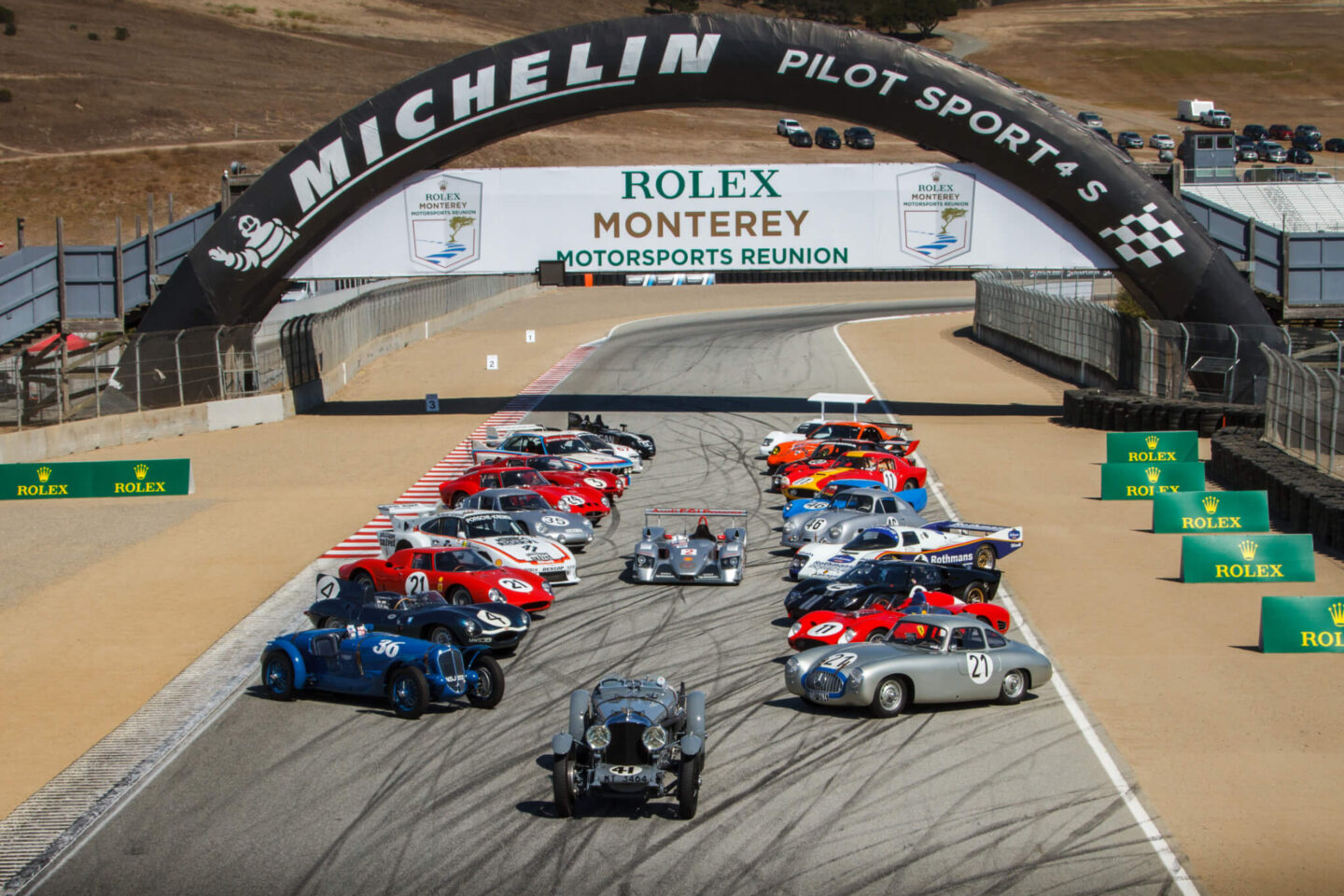 Carros de Le Mans expostos na reta de Laguna Seca