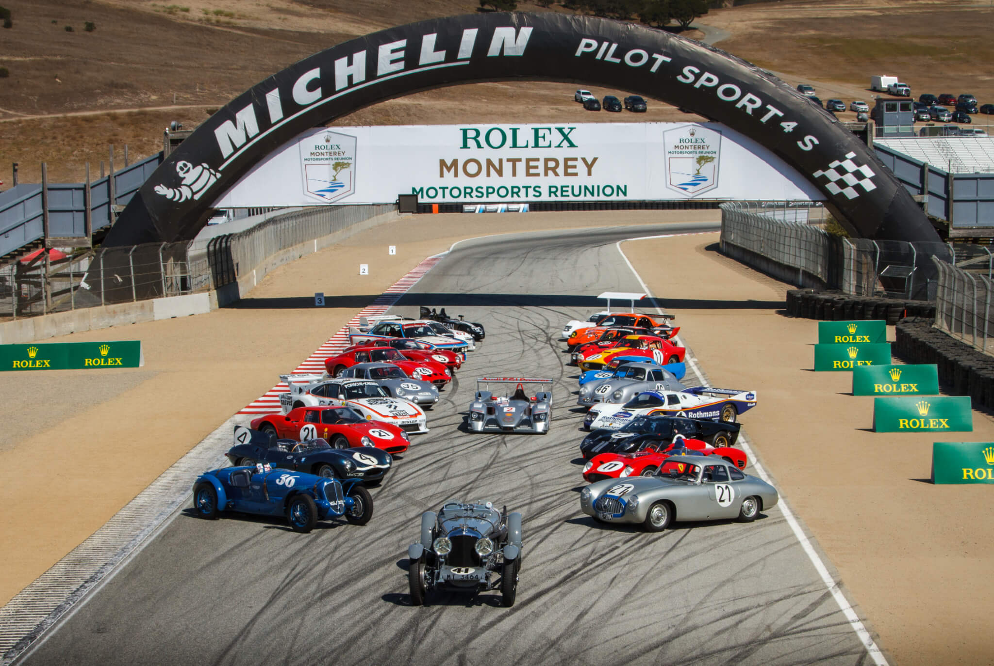 Carros de Le Mans expostos na reta de Laguna Seca