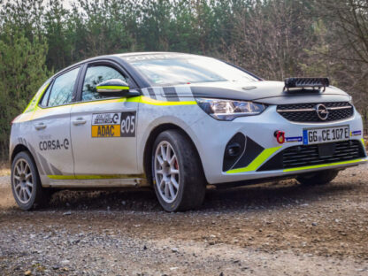 Opel Corsa-e Rally a curvar para a direita