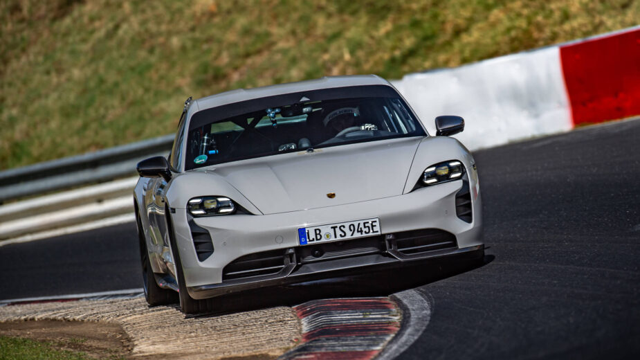 Porsche Taycan Turbo S a curvar no Nurburgring