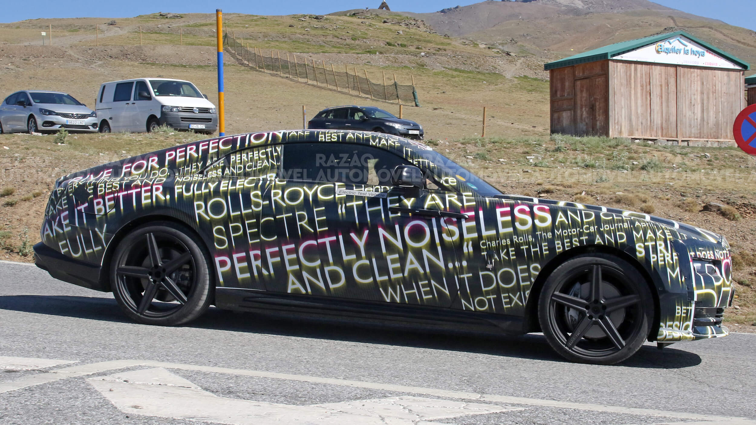 Rolls Royce Spectre fotos espia lateral