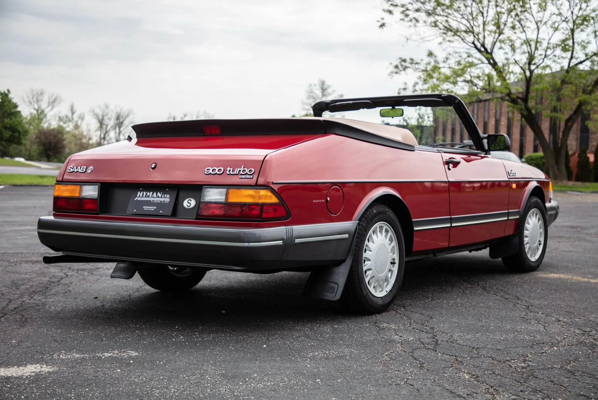 Saab 900 Turbo Cabrio vista 3/4 traseira