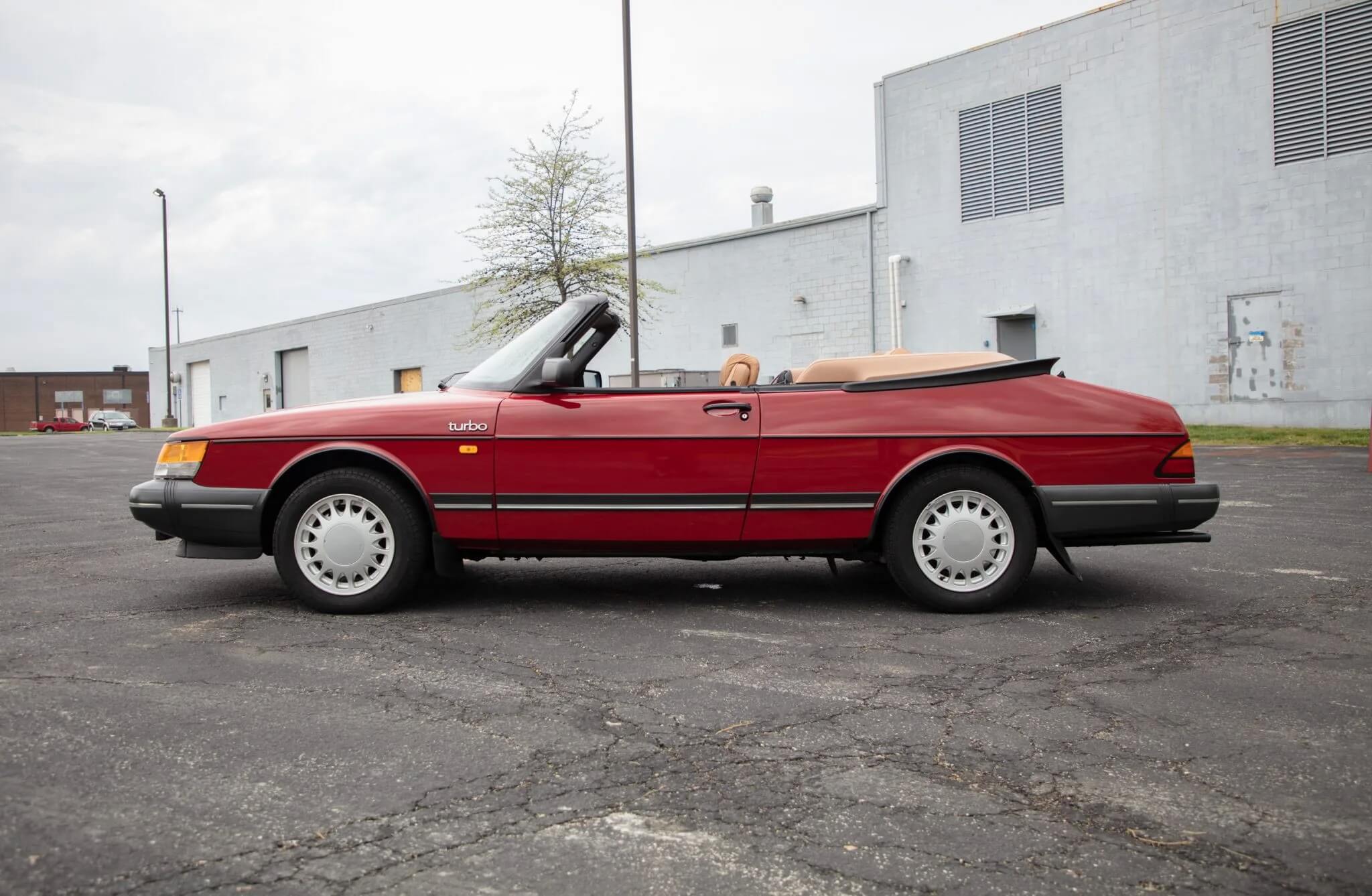 Saab 900 Turbo Cabrio de perfil