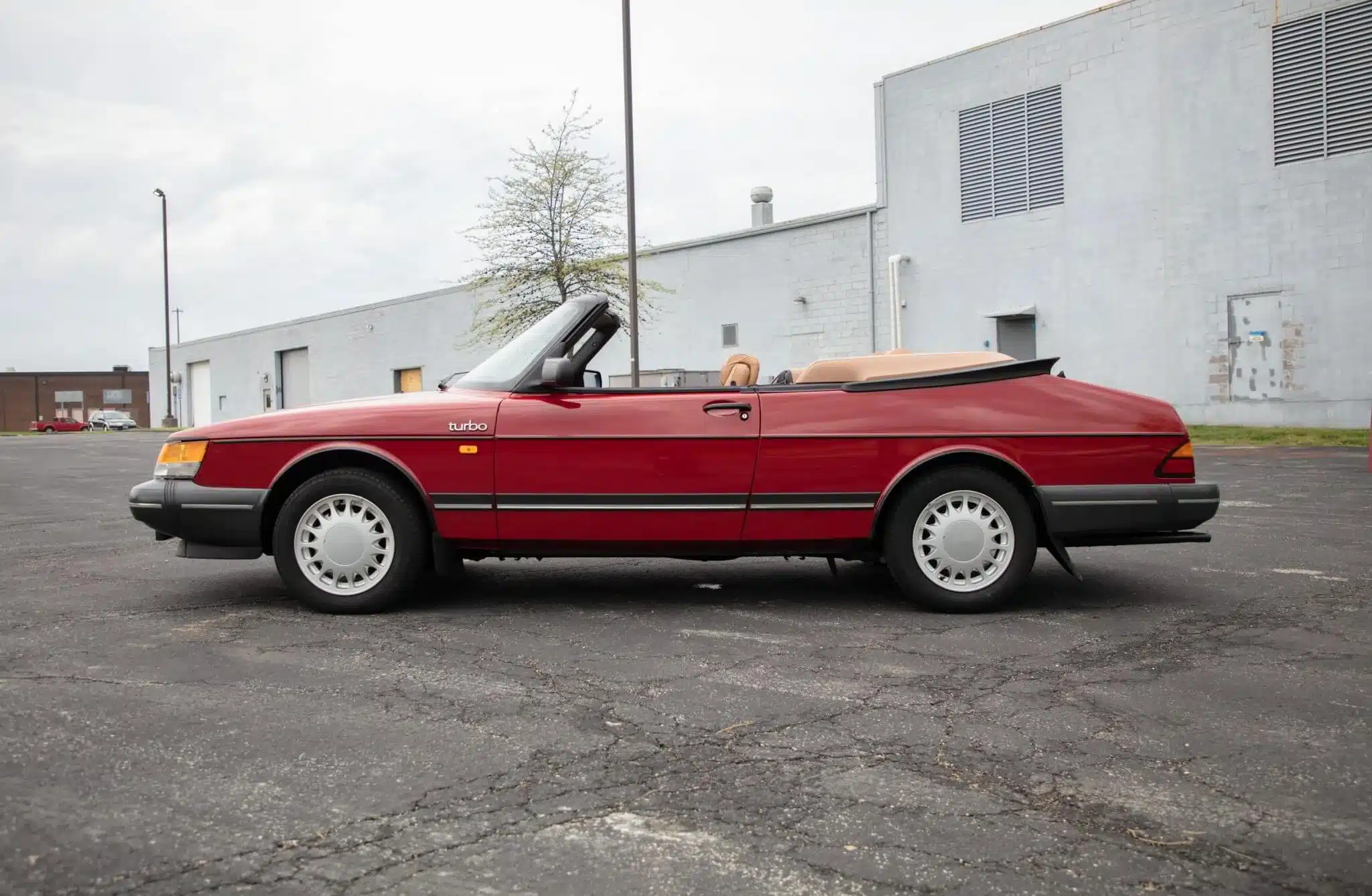 Saab 900 Turbo Cabrio de perfil