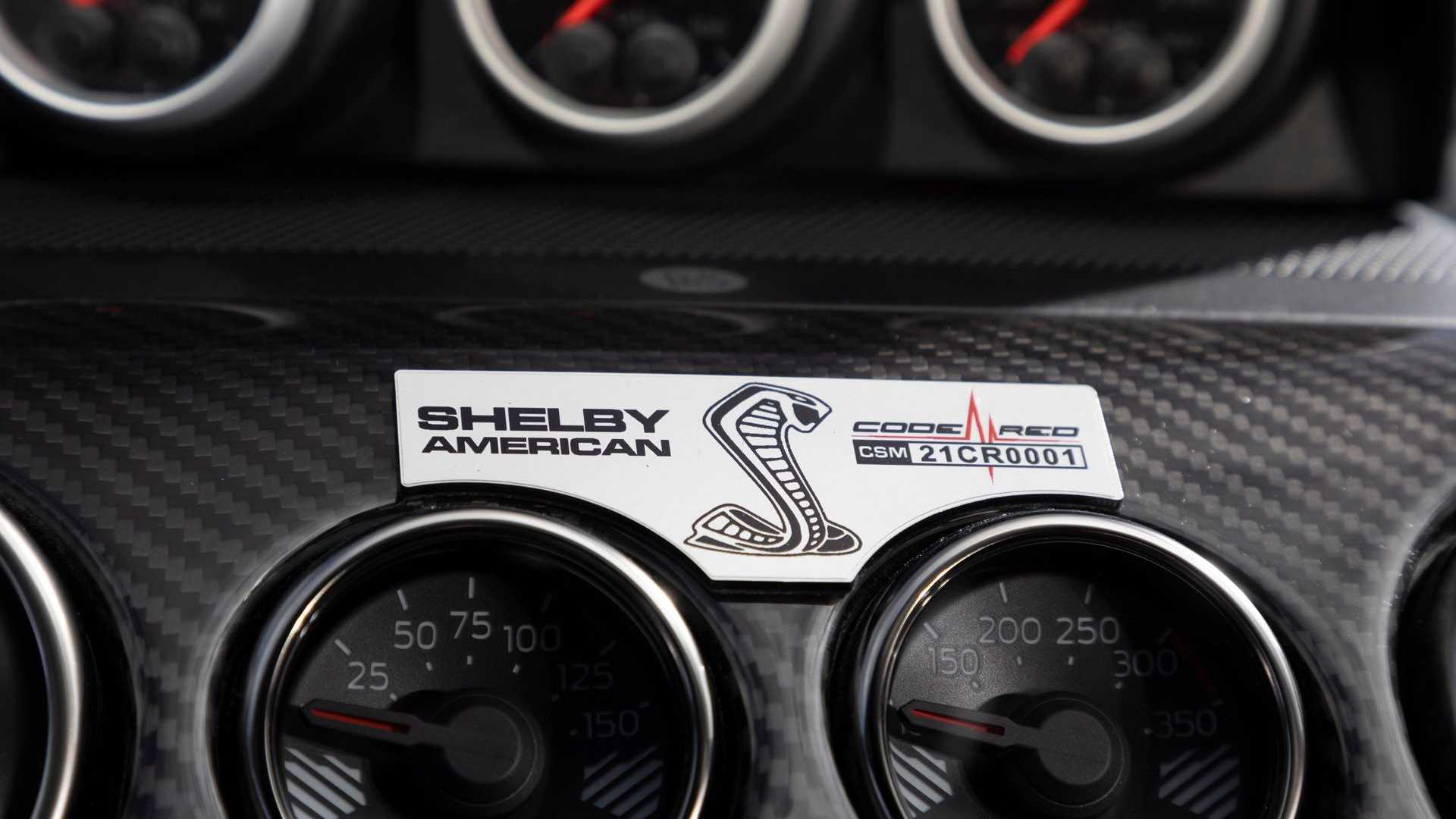 placa Shelby American no interior