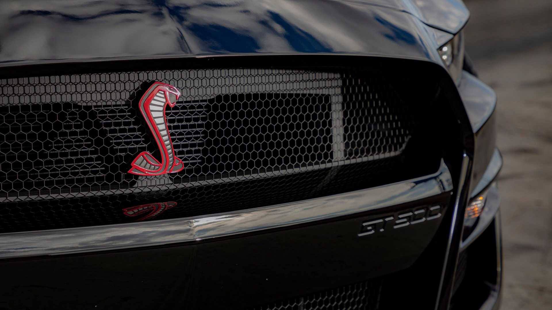 Shelby GT500 Code Red emblema frente